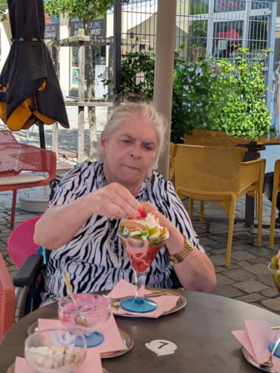 Besuch im Eiscafe – Bild 3